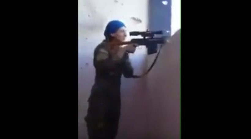 Συγκλονιστικό βίντεο από αναμέτρηση ελεύθερων σκοπευτών: Σφαίρα ξυρίζει το κεφάλι Κούρδισσας «αμαζόνας»